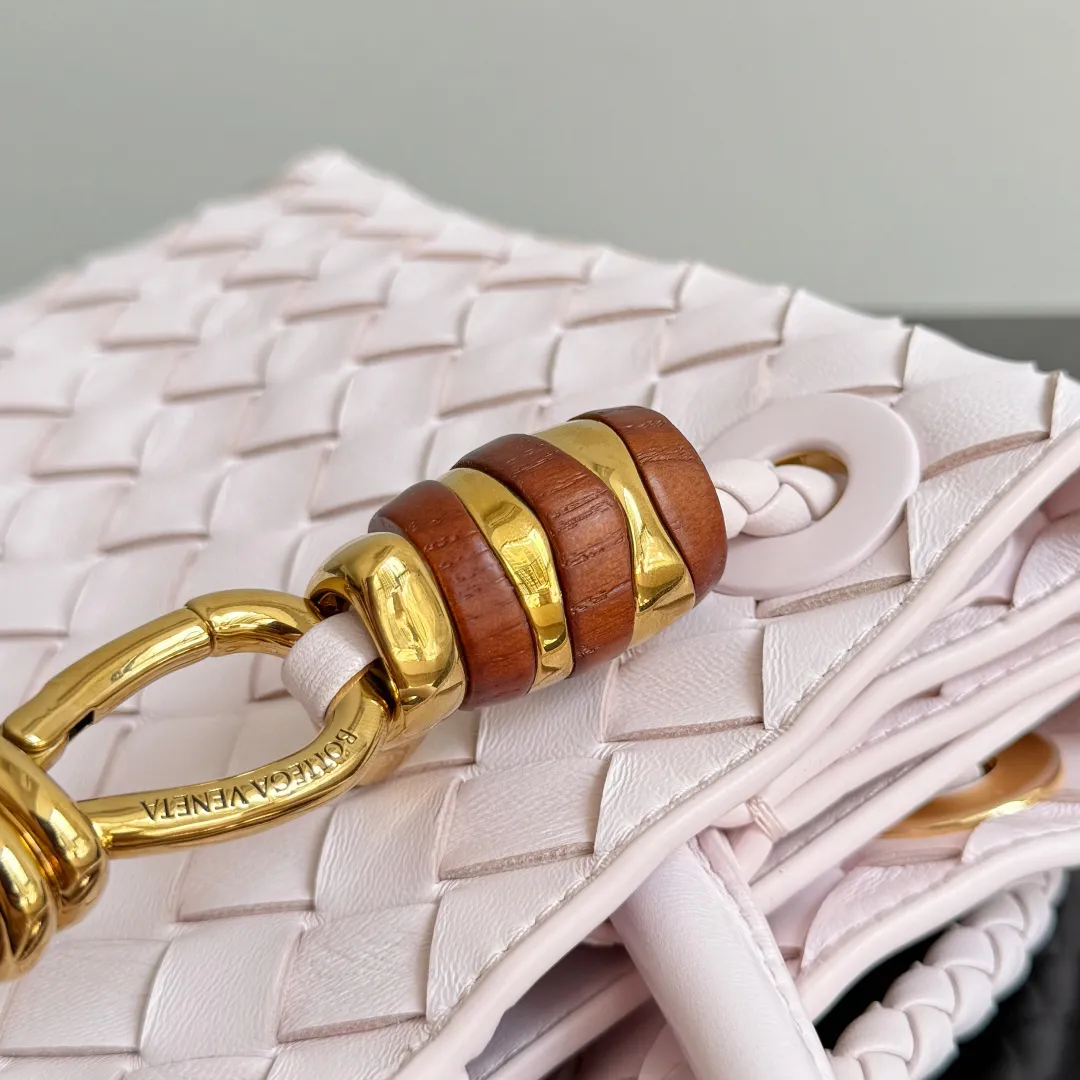 The new Andiamo batch of 3060 BV is shipped‼ ️The classic intercciato weaving process is used to create a soft bag, the metal knot is made of micro-cast aluminum using jewelry technology🪢, and the decorative beads are made of metal and hand-polished oak, allowing you to jump repeatedly between elegance and fun💃, making it unpredictable. Classic and versatile, it shows off your temperament, and the bag has a large capacity, making it very convenient for daily commuting! It has a variety of carrying methods, the shoulder straps can be adjusted by yourself, the original lambskin feels soft and delicate, and the unisex style breaks gender boundaries and brings a more practical and long-lasting use experience. The Andiamo, which has both elegant and casual styles, perfectly interprets the "fashionable old money style". Style number: 743568+wood hardware Color: Happy Pink Size: 25*22*10.5cm